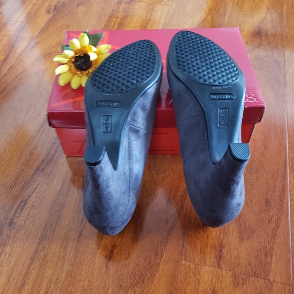 Ladies Grey Aerosoles Career Memory Foam Pumps - Picture 12 of 12